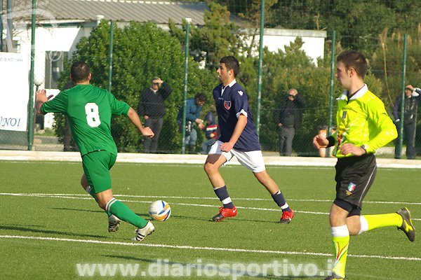 Stefano Murreli imposta l'azione  controllato da Cristiano Lai